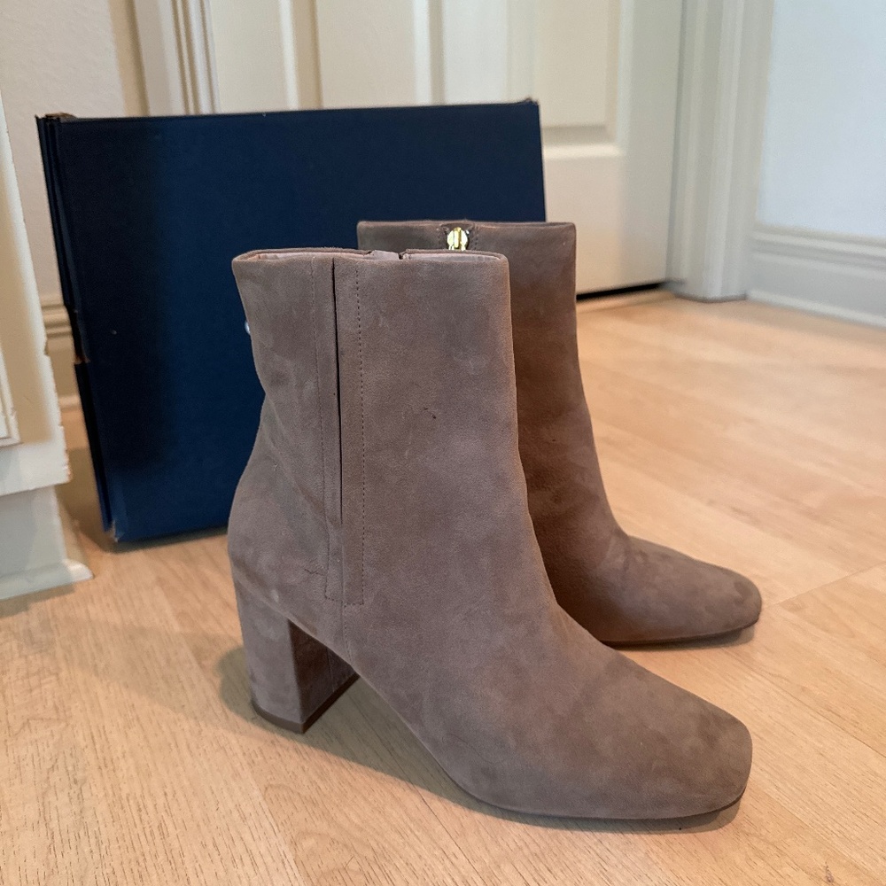 COLE HAAN ( Chrystie Sqr by 75mm) IRISH CREAM ANKLE BOOTIES